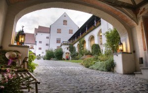 Schloss Kronburg Hof @ Schloss Kronburg