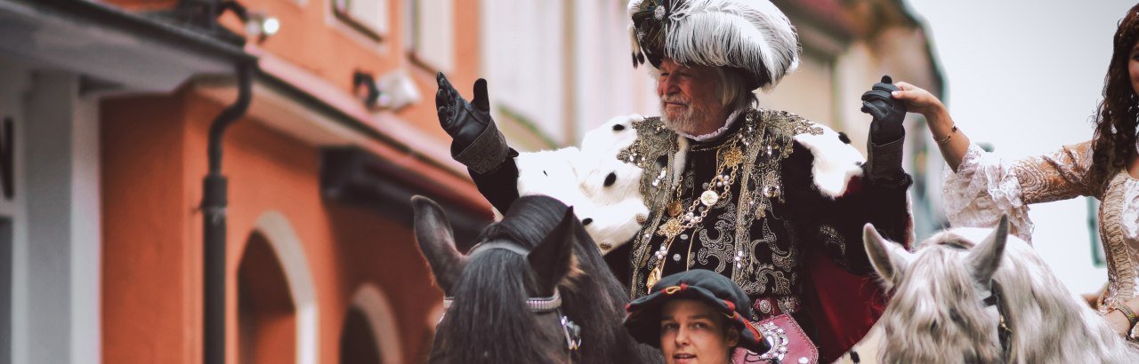 •	Historische Festumzüge 2018 – Kaiser Maximilian I. von Habsburg zieht in Füssen ein © Füssen Tourismus und Marketing / David Terrey