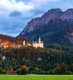 Blick auf Schloss Neuschwanstein mit Füssens Hausberg Säuling 2.047 m dahinter © Füssen Tourismus und Marketing_Thomas Kuzmic Alpine Perspektiven