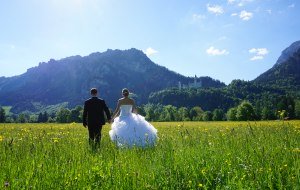 Brautpaar mit Schloss Neuschwanstein im Hintergrund © Füssen Tourismus und Marketing, Ingrid Yasha Rösner