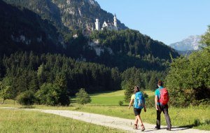 Wanderer unterhalb von Schloss Neuschwanstein bei Füssen im Allgäu © Füssen Tourismus und Marketing_Gerhard Eisenschink