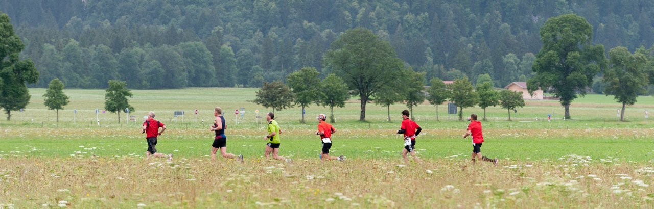 Marathonläufer mit Schloss Neuschwanstein im Hintergrund © Veranstalter