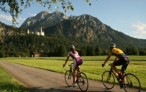 Rennradfahren mit Blick auf das Schloss Neuschwanstein © Füssen Tourismus und Marketing_Gerhard Eisenschink
