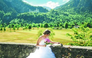 Braut auf der Außenterrasse von Schloss Bullachberg © Füssen Tourismus und Marketing, David Terrey