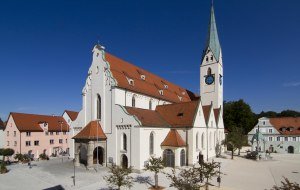 Panoramabild der St. Mang Kirche in Kempten im Allgäu in der Nähe der Allgäuer Alpen © Tourismusinformation Kempten