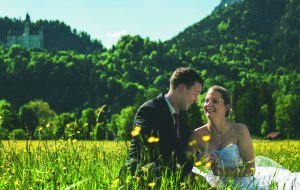 Brautpaar mit Schloss Neuschwanstein im Hintergrund © Füssen Tourismus und Marketing, David Terrey