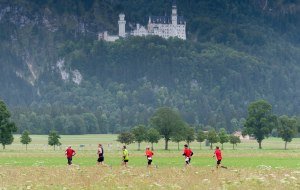 Marathonläufer mit Schloss Neuschwanstein im Hintergrund © Veranstalter