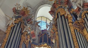 Die große Orgel im Westchor der Kirche St. Mang in Füssen wird bei den Orgelführungen der Festtage Alter Musik erklärt und gespielt (JPG, 2.5 MB). Bildnachweis: Helene von Rechenberg