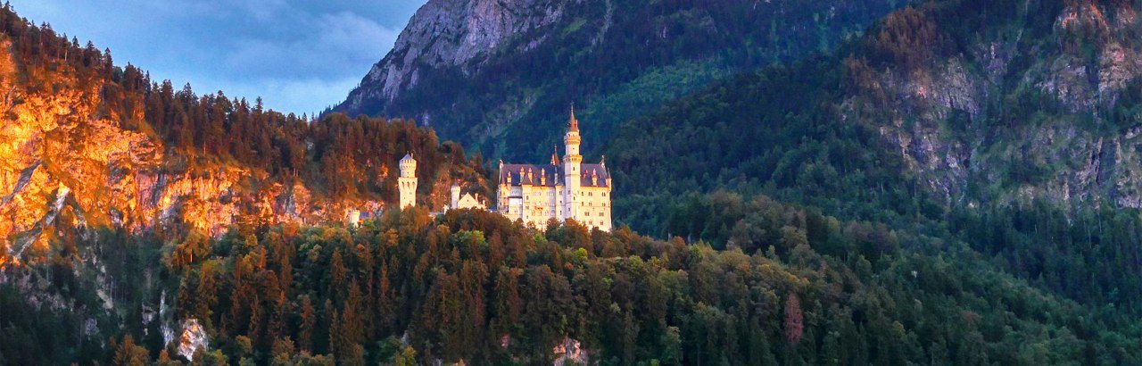 Blick auf Schloss Neuschwanstein mit Füssens Hausberg Säuling 2.047 m dahinter © Füssen Tourismus und Marketing_Thomas Kuzmic Alpine Perspektiven