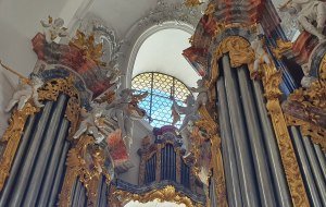 Die große Orgel im Westchor der Kirche St. Mang in Füssen wird bei den Orgelführungen der Festtage Alter Musik erklärt und gespielt (JPG, 2.5 MB). Bildnachweis: Helene von Rechenberg